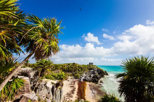 Güneşli bir günde Meksika 'nın Tulum şehrinde çekilen Maya harabelerinin güzel Karayip manzara fotoğrafı.