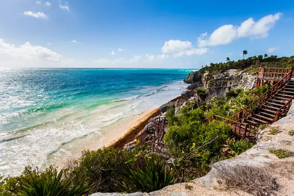 Güneşli bir günde Meksika 'nın Tulum şehrinde çekilen Maya harabelerinin güzel Karayip manzara fotoğrafı.