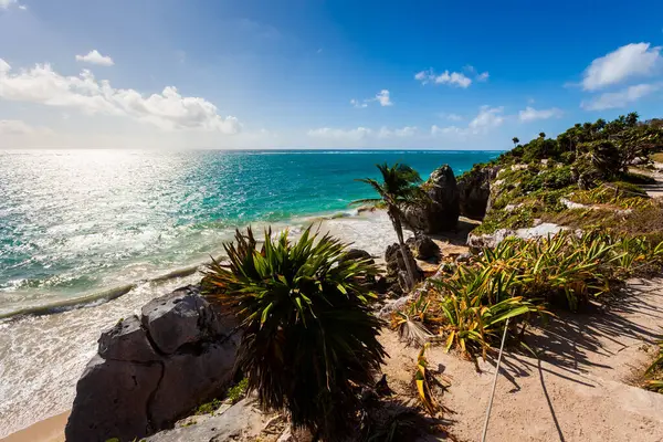 Güneşli bir günde Meksika 'nın Tulum şehrinde çekilen Maya harabelerinin güzel Karayip manzara fotoğrafı.