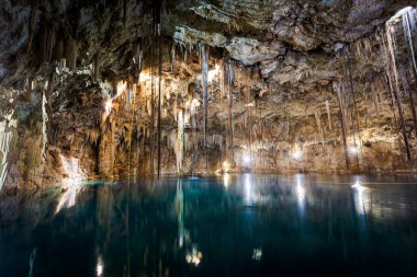Agua Dulce 'un güzel doğası Meksika, Valladolid bölgesinde yer alır. Canlı manzara fotoğrafı, yemyeşil ve kristal suyla.