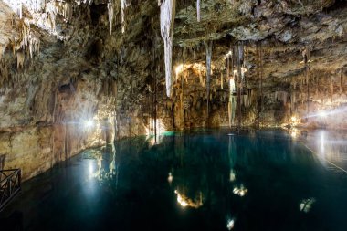 Agua Dulce 'un güzel doğası Meksika, Valladolid bölgesinde yer alır. Canlı manzara fotoğrafı, yemyeşil ve kristal suyla.