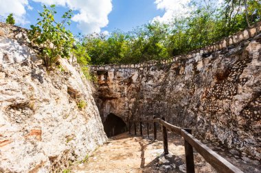 Agua Dulce 'un güzel doğası Meksika, Valladolid bölgesinde yer alır. Canlı manzara fotoğrafı, yemyeşil ve kristal suyla.