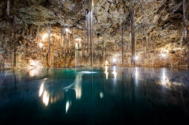 Agua Dulce 'un güzel doğası Meksika, Valladolid bölgesinde yer alır. Canlı manzara fotoğrafı, yemyeşil ve kristal suyla.