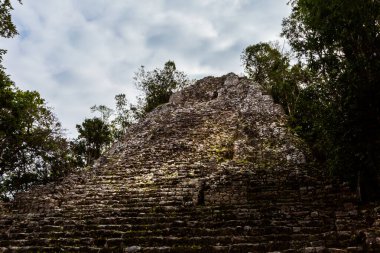 Meksika 'daki Coba arkeolojik sahasında güzel piramitler. Maya köyünün canlı manzara fotoğrafı.
