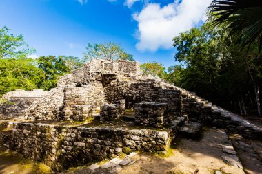Meksika 'daki Coba arkeolojik sahasında güzel piramitler. Maya köyünün canlı manzara fotoğrafı.
