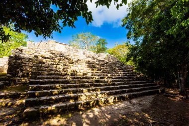 Meksika 'daki Coba arkeolojik sahasında güzel piramitler. Maya köyünün canlı manzara fotoğrafı.