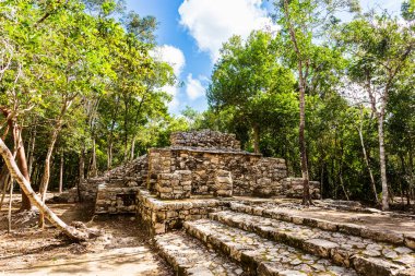 Meksika 'daki Coba arkeolojik sahasında güzel piramitler. Maya köyünün canlı manzara fotoğrafı.