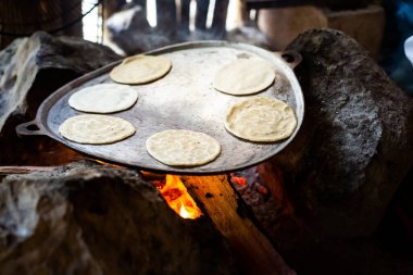 Coba arkeoloji sahasındaki geleneksel Maya köyünde lezzetli yiyecekler, Meksika. 
