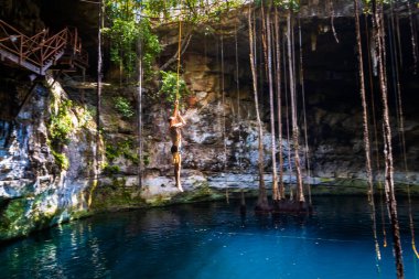 Secreto Maya 'daki genç yakışıklı adam Meksika, Valladolid bölgesinde yaşıyor. Canlı manzara fotoğrafı, yemyeşil ve kristal suyla.