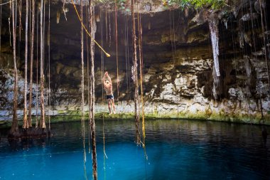 Secreto Maya 'daki genç yakışıklı adam Meksika, Valladolid bölgesinde yaşıyor. Canlı manzara fotoğrafı, yemyeşil ve kristal suyla.