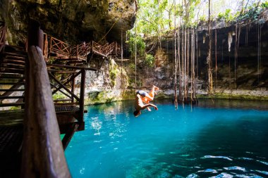 Secreto Maya 'daki genç yakışıklı adam Meksika, Valladolid bölgesinde yaşıyor. Canlı manzara fotoğrafı, yemyeşil ve kristal suyla.