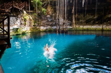Secreto Maya 'daki genç yakışıklı adam Meksika, Valladolid bölgesinde yaşıyor. Canlı manzara fotoğrafı, yemyeşil ve kristal suyla.