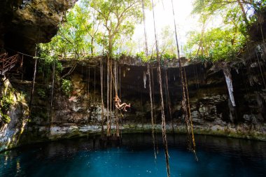 Secreto Maya 'daki genç yakışıklı adam Meksika, Valladolid bölgesinde yaşıyor. Canlı manzara fotoğrafı, yemyeşil ve kristal suyla.