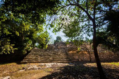 Izamal 'da güzel bir piramit, Meksika' da arkeolojik alan. Canlı manzara fotoğrafı..