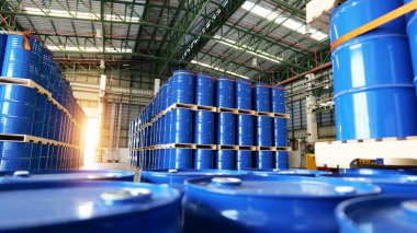 Mavi fıçı 200 litre kimyasal varil ambarın içindeki ahşap paletlere yığılmış teslimatı bekliyor. Kimya endüstrisi, petrol endüstrisi ve ulaşım teknolojisi kavramı