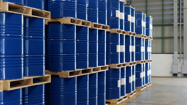 青いバレル倉庫内では 200リットルの化学バレルが木製のパレットに配置され 配達を待っています 輸送技術 石油産業 化学産業の概念 — ストック写真