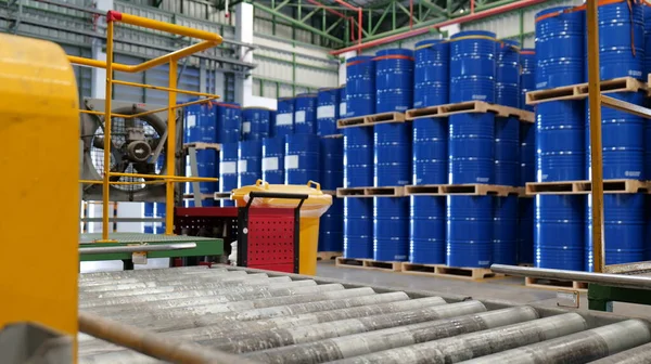 Tambores Com 200 Litros Produtos Químicos São Preenchidos Uma Linha — Fotografia de Stock
