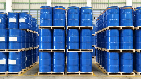 Barril Azul Tambores Químicos 200 Litros São Empilhados Paletes Madeira — Fotografia de Stock
