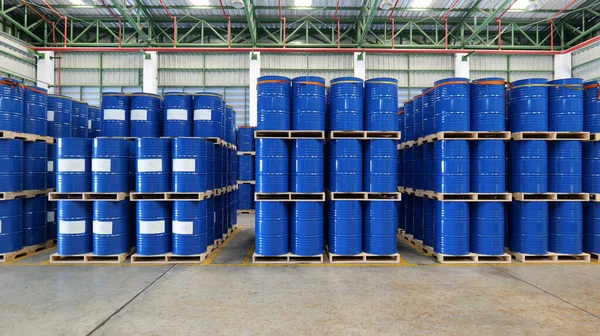 Blaues Fass 200 Liter Chemikalienfässer Stapeln Sich Auf Holzpaletten Lager — Stockfoto