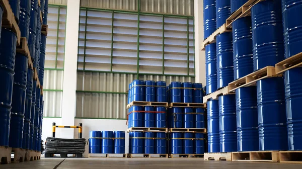 在仓库里 200升的化学桶装在木制货盘上等待交货 运输技术 石油工业和化学工业概念 免版税图库照片