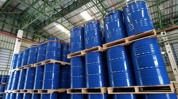 青いバレル倉庫内では 200リットルの化学バレルが木製のパレットに配置され 配達を待っています 輸送技術 石油産業 化学産業の概念 ストックフォト