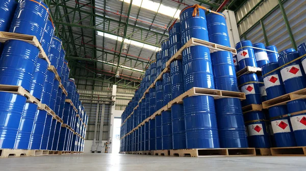 青いバレル倉庫内では 200リットルの化学バレルが木製のパレットに配置され 配達を待っています 輸送技術 石油産業 化学産業の概念 ロイヤリティフリーのストック写真
