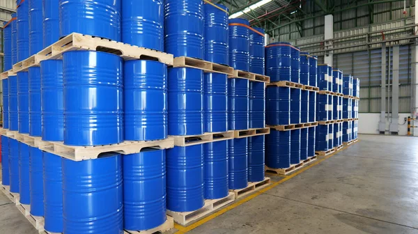 在仓库里 200升的化学桶装在木制货盘上等待交货 运输技术 石油工业和化学工业概念 免版税图库图片