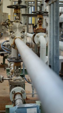 Üzerinde kapakçık olan bir boru.