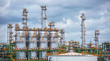 Endüstriyel kalkınma, gelişmiş teknoloji, enerji üretimi ve küresel altyapıyı sembolize eden, geniş bir süreç alanına sahip modern bir petrol rafinerisi veya kimya fabrikasının peyzaj görüntüsü.