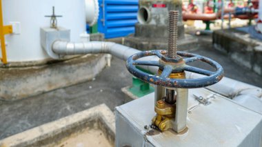 Bir endüstriyel fabrikada yalıtımlı bir sıvı boru hattı sistemine yerleştirilen kapı valfleri, mekanik ve mühendislik operasyonlarında ısı koruması, güvenlik, verimlilik ve güvenilirliği vurguluyor.