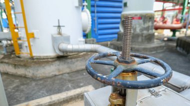 Bir endüstriyel fabrikada yalıtımlı bir sıvı boru hattı sistemine yerleştirilen kapı valfleri, mekanik ve mühendislik operasyonlarında ısı koruması, güvenlik, verimlilik ve güvenilirliği vurguluyor.