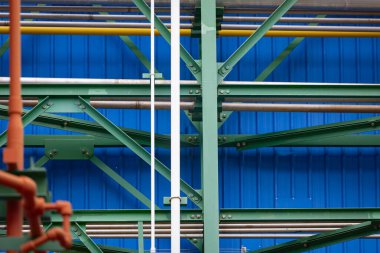 Kimyasal boru hatları ve elektrik kablosu içeren, gelişmiş inşaat teknolojisi, yenilik ve endüstriyel mühendislik mükemmelliğini temsil eden bir endüstriyel fabrikanın modern mühendislik yapısı..