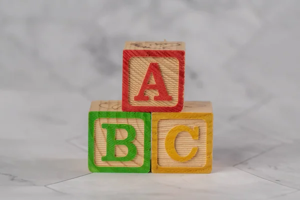 桌上有Abc字母的木制方块 儿童教育概念 — 图库照片