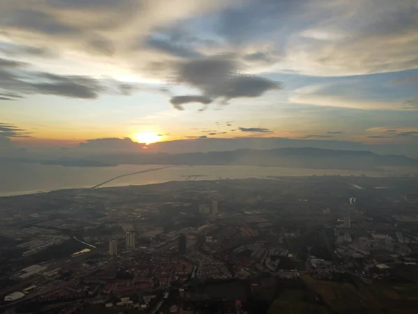 Hava Manzaralı Perai Kasabası Puslu Günbatımında — Stok fotoğraf