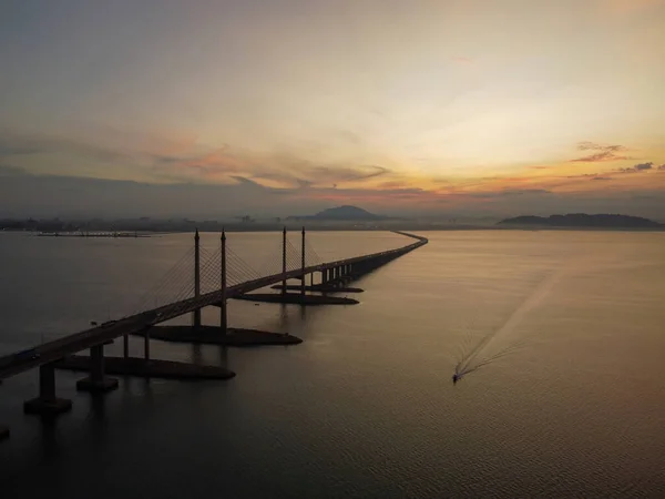 Penang Köprüsü Nün Sabah Güneşinin Doğuşu Balıkçı Teknesi Denizde Yüzüyor Stok Fotoğraf