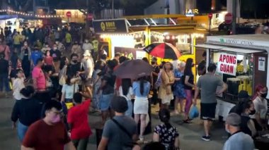 Gurney, Penang, Malezya - 27 Ağustos 2022: Yemek kamyonundan sokak yemeği almak için kuyrukta bekleyenler