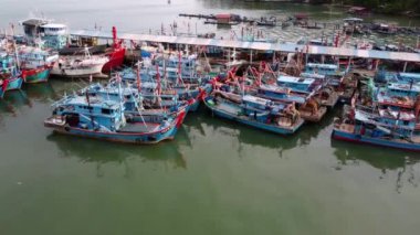 Batu Maung, Penang, Malezya - 30 Ağustos 2022: Rıhtımdaki balıkçı teknesi demirli