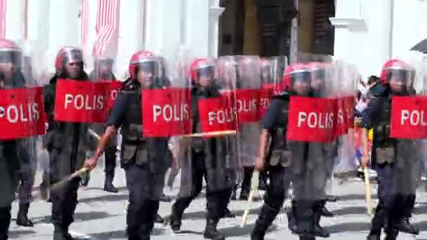 马来西亚槟城 2022年8月31日 马来西亚警方在Merdeka街头举行红色防暴头盔游行 — 图库视频影像