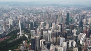 Şehir Merkezi, Kuala Lumpur, Malezya - 11 Eylül 2022: Sisli bir günde Gökyüzü Kuala Lumpur