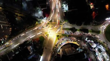 Gurney, Penang, Malezya - 24 Sep 2022: Gökyüzü tepeden aşağıya, Jalan Bagan Jemal ve Jalan Kelawai 'deki trafik ışığı yolu