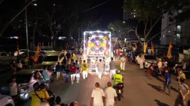 Georgetown, Penang, Malezya - 29. Sep 2022: Dokuz İmparator Tanrıları Festivali 'nde geçit törenine giden güzel aracın arkasını takip edin