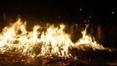 Butterworth, Penang, Malezya - Ekim 02 2022: Dokuzuncu İmparator Tanrıları Festivali sırasında ateş yürüyüşü seremonisinden sonra tütsü kağıdı yakmak