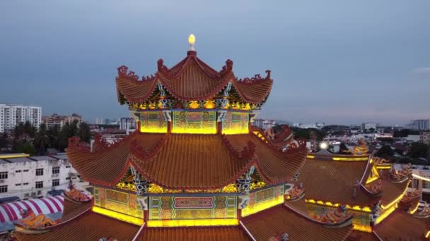 バターワース ペナン マレーシア 2022年9月27日 空中ビューの美しさのアーキテクチャ関陰ティンドウムーコン9つの皇帝の神寺青の時間で — ストック動画