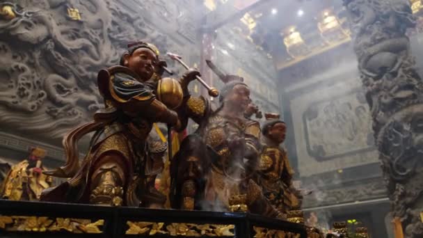 マレーシアのペナン州バターワース 2022年9月27日 シンパでお香を提供する寺院のNezha神像観音ティンドゥムー法輪功 — ストック動画