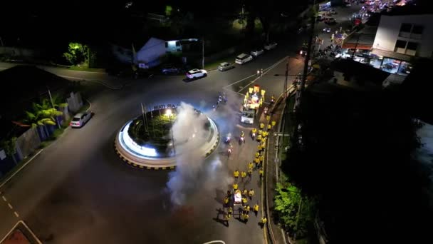 マレーシア ペナン州ファームリム2022年10月1日 空中ビュー夜間に中国の愛好家がAyer Itamロータリーで火クラッカーでパレード — ストック動画