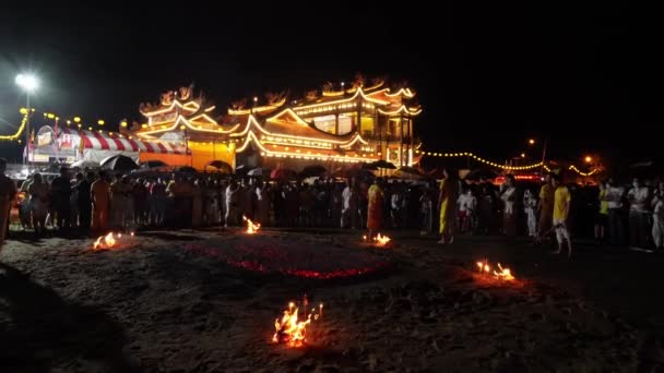 マレーシアのペナン州クリム 2022年10月3日 九帝の火の散歩道に向かってゆっくりと進む中国寺院Kedah Selatin — ストック動画