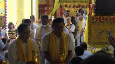 Georgetown, Penang, Malezya - Ekim 04: 2022: Çinli dindarlar Jalan Cheong Fatt Sze veya Hong Kong Lane 'de Dokuz İmparator Tanrı Festivali' nin son gününde ayin yaptılar