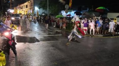 Georgetown, Penang, Malezya - Ekim 04: 2022: Çin Jitong caddede uzun şiş gösterisi