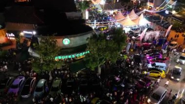 Juru, Penang, Malezya - 08 Ekim 2022: Geceleri Starbucks 'ın önünde toplanan hava manzaralı araba kuyrukları