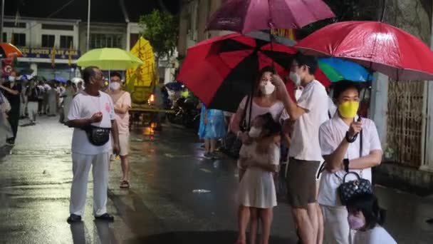 2022年10月4日 马来西亚槟城 在雨中 虔诚的人们带着雨伞等待着九神的游行 — 图库视频影像